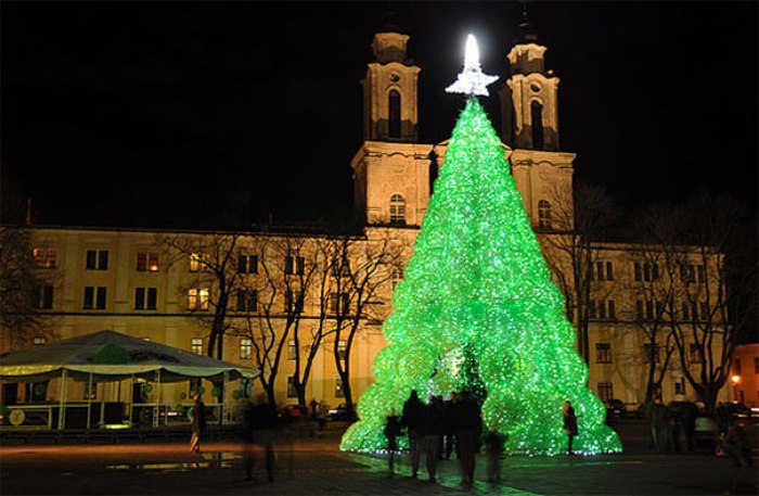 Árvore de Natal montada com mais de 30 mil garrafas PET - Alô terra Árvore de Natal montada com mais de 30 mil garrafas PET - Alô terra