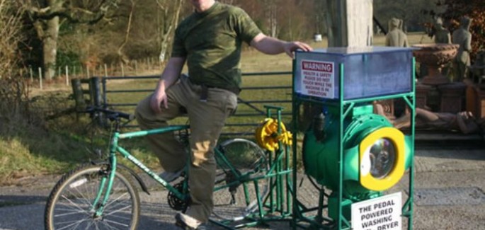 Máquina de lavar roupas funciona apenas com energia gerada pela bicicleta